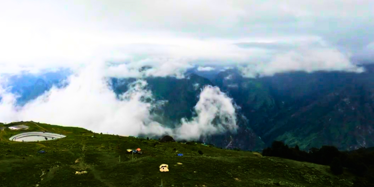Mountain meadow and lake scenery near Auli travel region